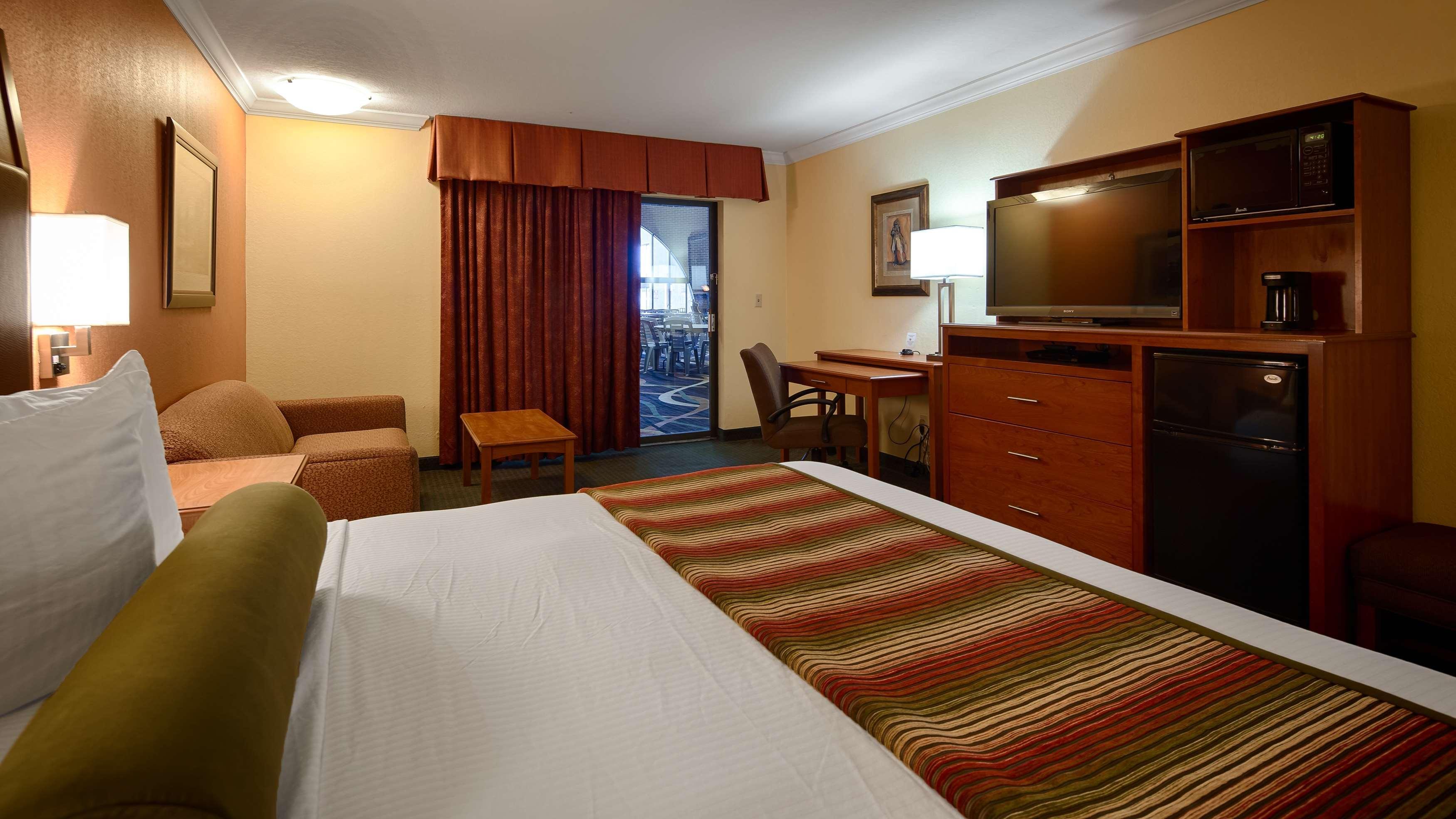 Best Western Angus Inn Great Bend Exterior photo
